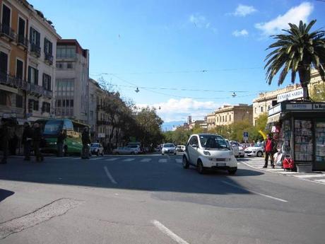 Cagliari largo con edicola