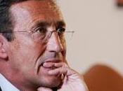 Fini, Berlusconi conservatore… Intanto viene fischiato alla commemorazione Almirante
