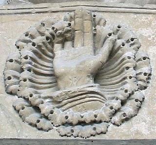 La mano benedicente sul portale minore destro del duomo di Fidenza