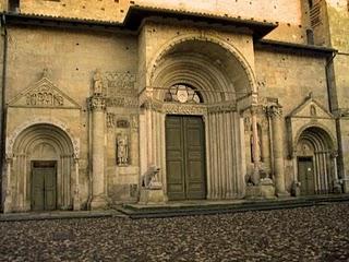 La mano benedicente sul portale minore destro del duomo di Fidenza