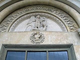 La mano benedicente sul portale minore destro del duomo di Fidenza