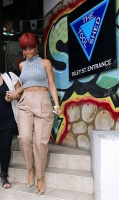 RIHANNA BECCATA FUORI DA UN SEXY SHOP. IL BODYGUARD PER PROTEGGERLA LA PALPA