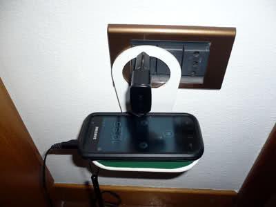 Come costruire un supporto da presa per cellulare (metodo 2) Come costruire un supporto da presa per cellulare (metodo 2)
