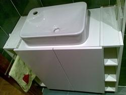 Nelle prime fasi di lavoro, collocare il piano e disegnare i punti di carico e scarico dell'acqua