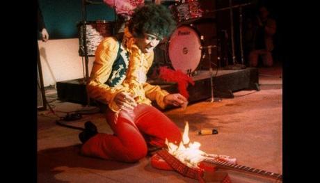 Jimi Hendrix dà fuoco alla chitarra