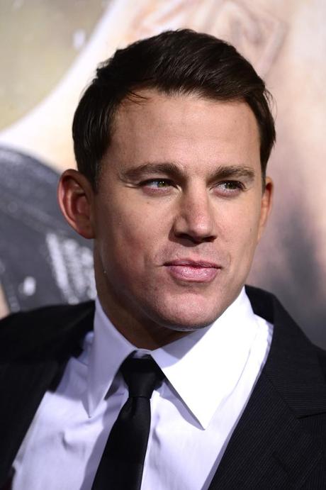 Channing Tatum Jupiter Ascending Channing Tatum Pairs Bar Striped Tie con vestito del gessato per Jupiter Ascending Premiere