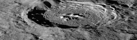 Il cratere lunare Hayn, a nord est del Mare Humboldtianum, illuminato dal Sole. Sono ben evidenti le lunghe ombre che in alcune zone si proiettano fino sul fondo del cratere. Crediti: NASA/GSFC/Arizona State University