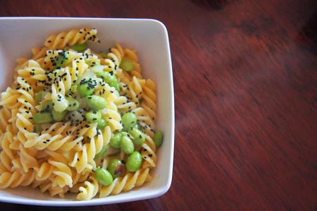 Fusilli di riso e mais alla mela e curry con edamame