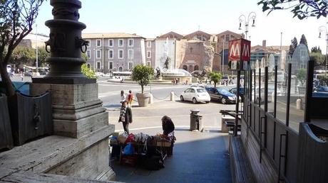 Piazza della Repubblica è una fogna a cielo aperto. Oscar Farinetti ci vuole investire portandoci Eataly. Il Comune lo tiene in sospeso per 2 anni producendo poi osservazioni patetiche