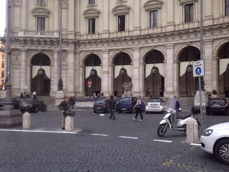 Piazza della Repubblica è una fogna a cielo aperto. Oscar Farinetti ci vuole investire portandoci Eataly. Il Comune lo tiene in sospeso per 2 anni producendo poi osservazioni patetiche