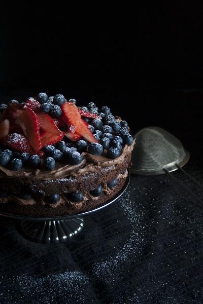 Torta al cioccolato con crema al mascarpone e frutta_3