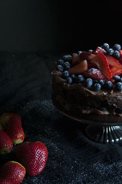 Torta al cioccolato con crema al mascarpone e frutta _2