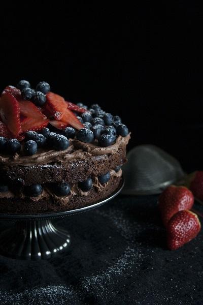 Torta al cioccolato con crema al mascarpone e frutta_5