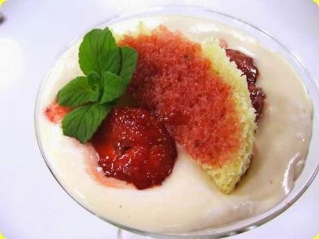 Bicchiere di semifreddo alla camomilla con fragole alla melissa