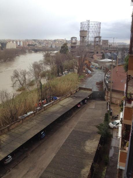 Il Tevere s'ingrossa e centinaia di persone che vivono nelle favela sono in pericolo di vita. L'India durante i Monsoni al confronto è Ginevra