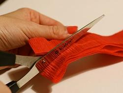 forbici e carta crespa sono gli strumenti fondamentali per realizzare questa piccola opera