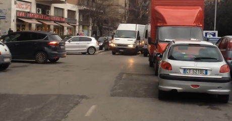 Annà a pija i regazzini a scòla. Il senso dei romani per la sosta selvaggia per recuperare i figli. Commentate voi