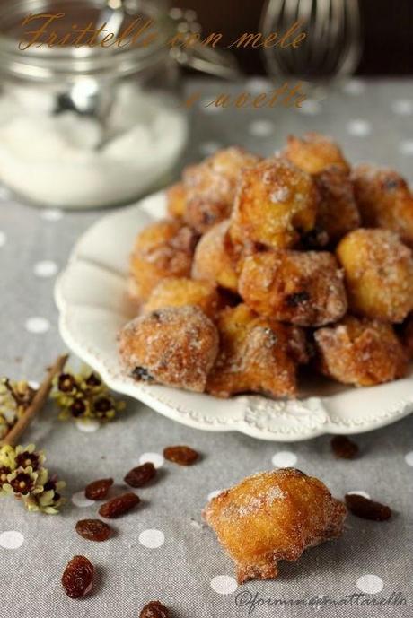 Frittelle con mele e uvette