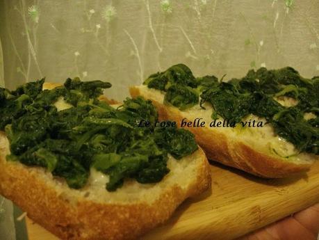 Crostoni di pane con bieta e mozzarella