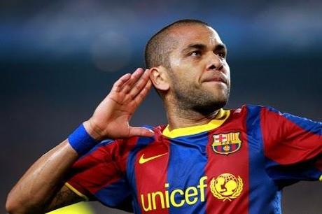 Dani Alves stuzzica il Manchester United