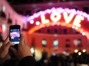 Valentino alle porte: luci, cuori scritte romantiche strade Napoli