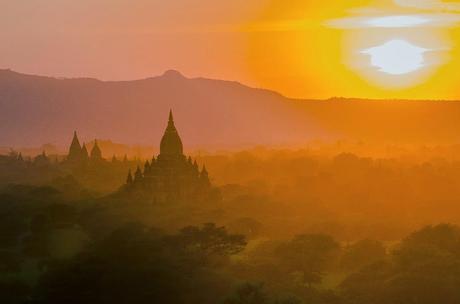 Albe e tramonti a Bagan