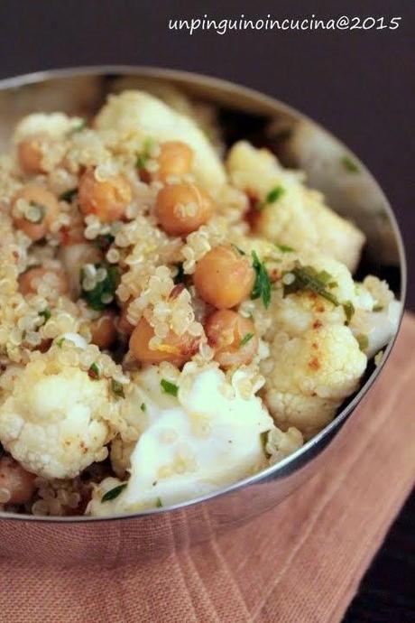 Quinoa con cavolfiore e ceci al forno