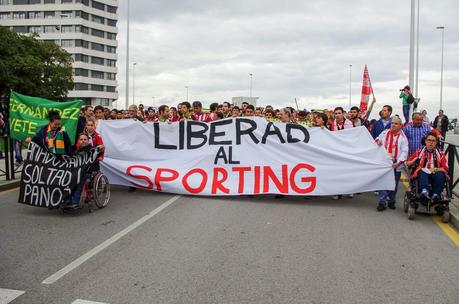 (VIDEO)''Salvemos al Sporting'', la protesta dei tifosi dello Sporting de Gijón contro la società