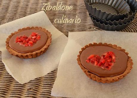 Crostatine di crema al cioccolato e peperoncino con brunoise di fragole