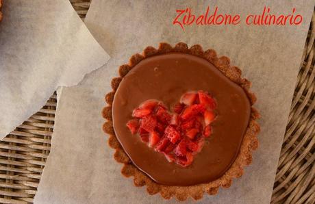 Crostatine di crema al cioccolato e peperoncino con brunoise di fragole