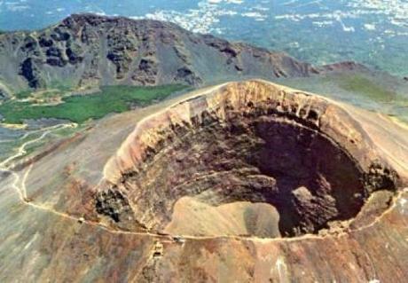 Agghiacciante scoperta sul Vesuvio: una guida turistica trova un cadavere