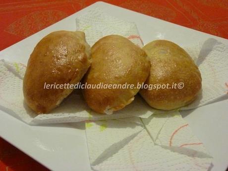 Panzerotti con crescenza e noci, al forno