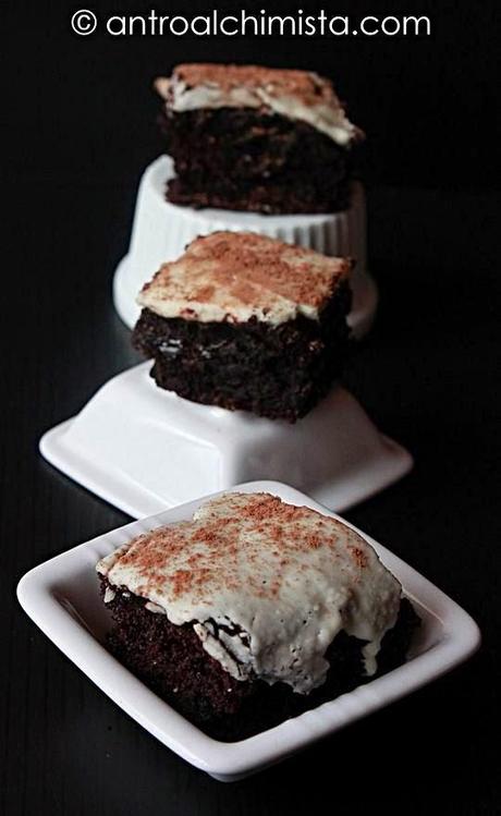 Brownies con Farina di Orzo, Cacao, Pere e Glassa al Cioccolato Bianco