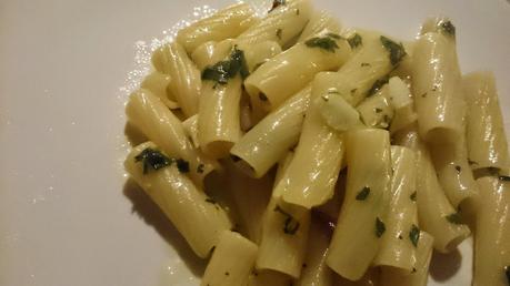 Tortiglioni , aglio , olio , peperoncino e prezzemolo