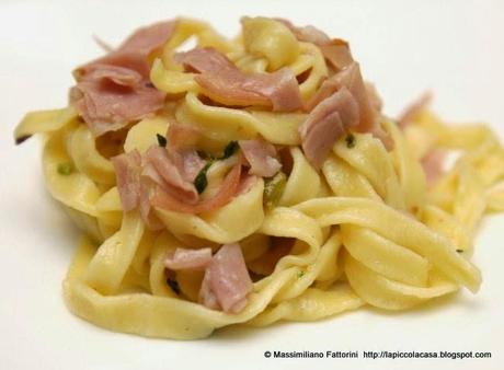 La pasta fresca fatta in casa: Tagliatelle al profumo di limone saltate con mortadella, pistacchio e maggiorana