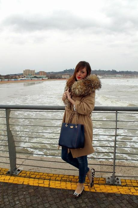 Outfit: cappotto cammello, ballerine leopardate e borsa blu by Franco Pugi