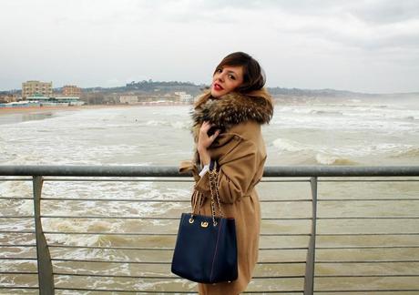 Outfit: cappotto cammello, ballerine leopardate e borsa blu by Franco Pugi