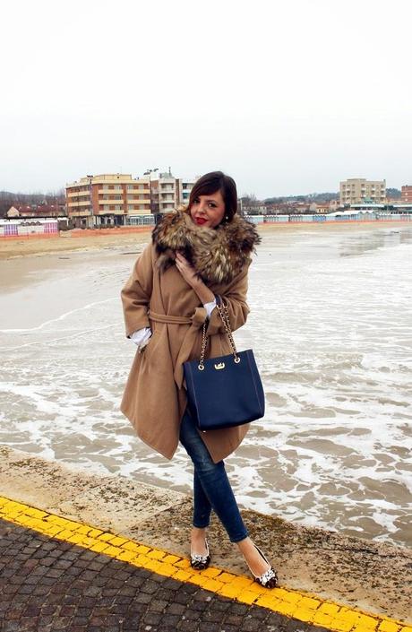 Outfit: cappotto cammello, ballerine leopardate e borsa blu by Franco Pugi