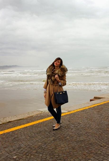 Outfit: cappotto cammello, ballerine leopardate e borsa blu by Franco Pugi