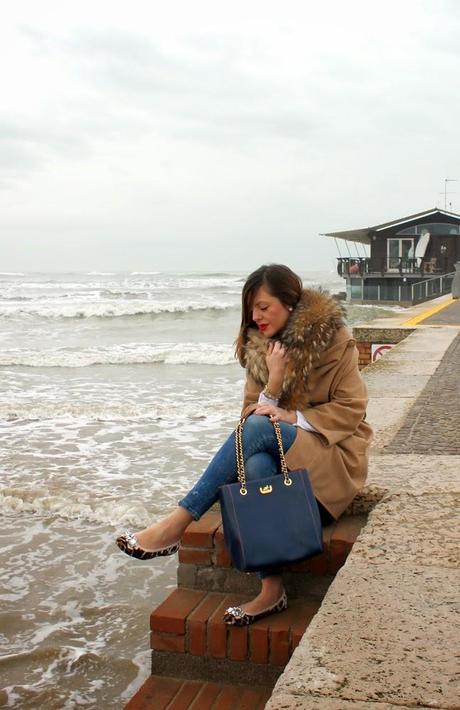 Outfit: cappotto cammello, ballerine leopardate e borsa blu by Franco Pugi