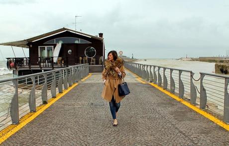 Outfit: cappotto cammello, ballerine leopardate e borsa blu by Franco Pugi