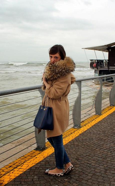 Outfit: cappotto cammello, ballerine leopardate e borsa blu by Franco Pugi