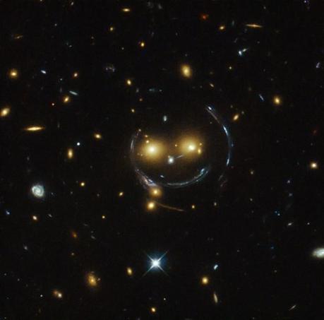Complice il fenomeno delle lenti gravitazionali, Hubble Space Telescope ci regala il sorriso dell’ammasso di galassie SDDSS J1038+4849. Crediti: NASA / ESA.
