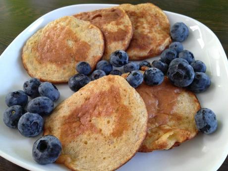 Pancakes con banana e mirtilli