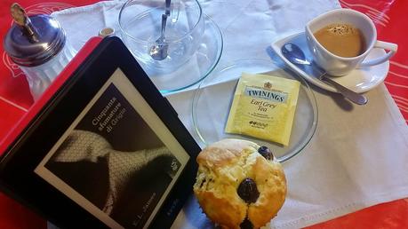 MANGIA CIO' CHE LEGGI #19 anticipato al giovedì per l'uscita del film 50 SFUMATURE DI GRIGIO tratto dal best seller di E.L.James  AL CINEMA...MUFFIN AI MIRTILLI...mangiato da Christian Grey dopo il servizio fotografico per l'intervista di Anastasia