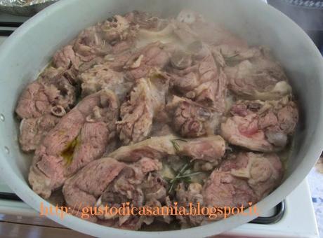 Agnello in casseruola con piselli