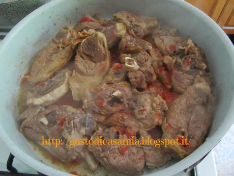 Agnello in casseruola con piselli