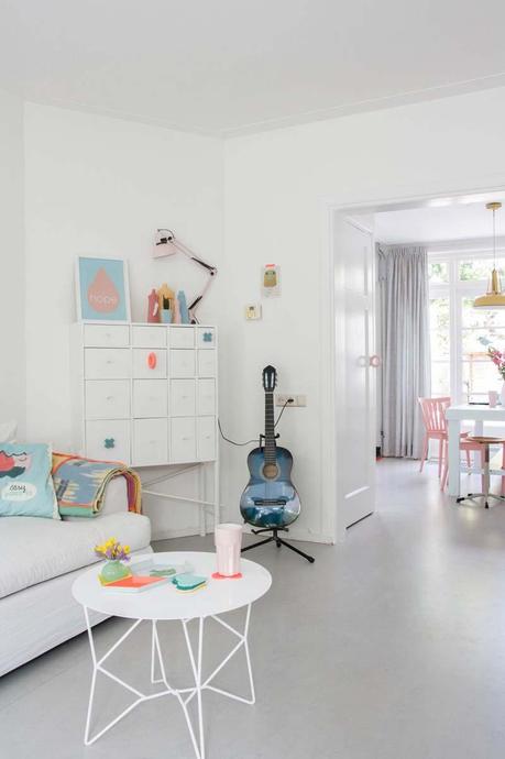 TOTAL WHITE A COLORI: UNA CASA FAMILIARE IN OLANDA