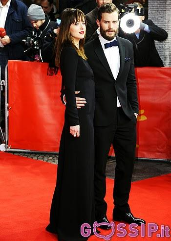 Dakota Johnson e Jamie Dornan bellissimi sul red carpet di '50 sfumature di grigio'