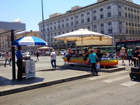 Le bancarelle di Piazza dei Cinquecento sono tutte abusive. Uno scandalo di cui vi abbiamo parlato mille volte si risolverà?